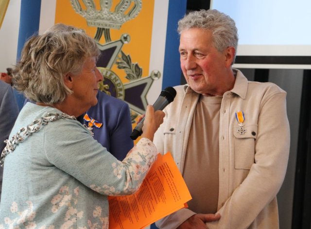 Burgemeester Renate Westerlaken-Loos en gedecoreerde de heer Jan Kromwijk