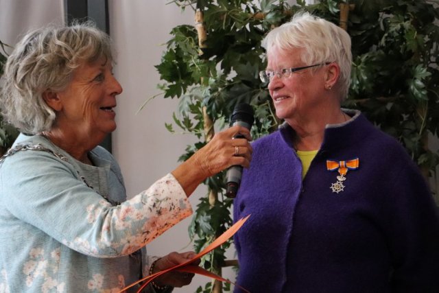 Burgemeester Renate Westerlaken-Loos en gedecoreerde mevrouw Margriet Veth