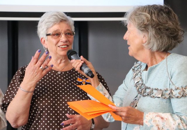 Gedecoreerde mevrouw Anneke van Schijndel-Hoogstraaten en burgemeester Renate Westerlaken-Loos