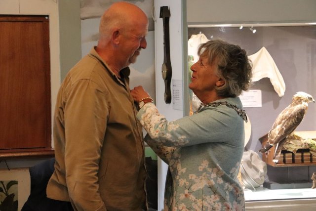 Burgemeester Renate Westerlaken-Loos spelt Koninklijke onderscheiding op bij de heer Laurens Rijneveld