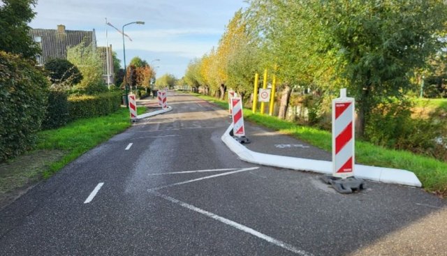 Wegversmallingen met betonnen banden op het wegdek in Polsbroek