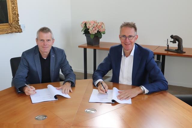 De heer Kouwen van SBB en wethouder Spelt ondertekenen overeenkomst nieuwbouw Lopik Oost.jpg