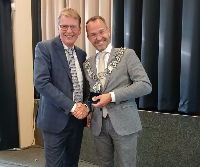 Locoburgemeester Jan Vente overhandigt burgemeester Laurens de Graaf de Erepenning in zilver