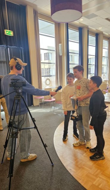 De winnaars worden door de pers geïnterviewd