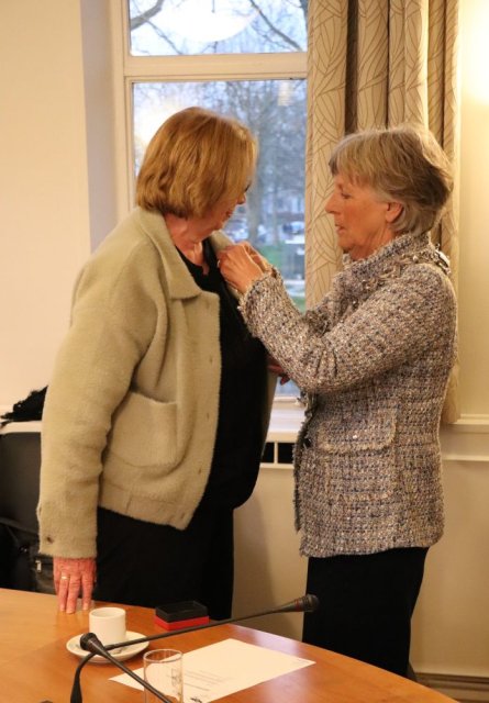 Burgemeester Renate Westerlaken-Loos reikt de Erespeld van de gemeente Lopik uit aan mevrouw Margriet van Delft