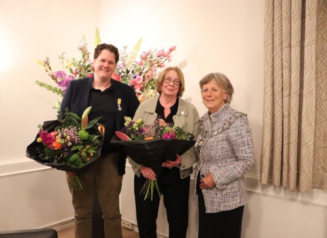 Vertrekkend raadsleden Nick Kramer en Margriet van Delft met burgemeester Renate Westerlaken-Loos