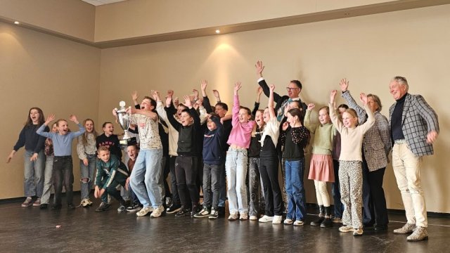 Winnaars met de hele klas op het podium