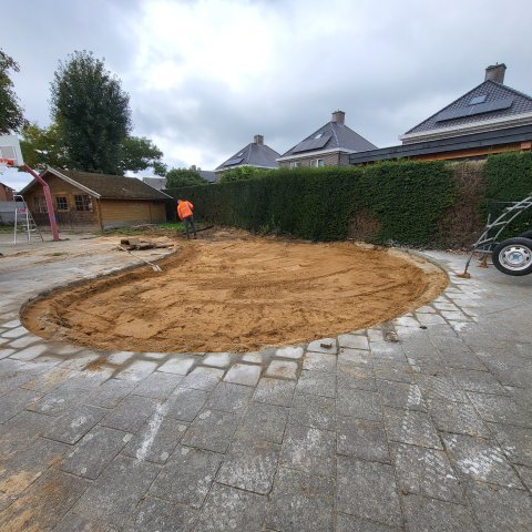 Graafwerkzaamheden voor vergroening schoolplein Stevensweert