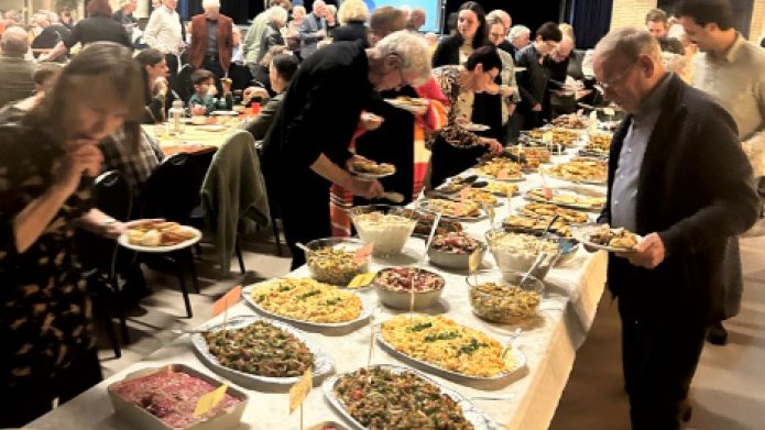 Mensen genieten van eten tijdens iftar