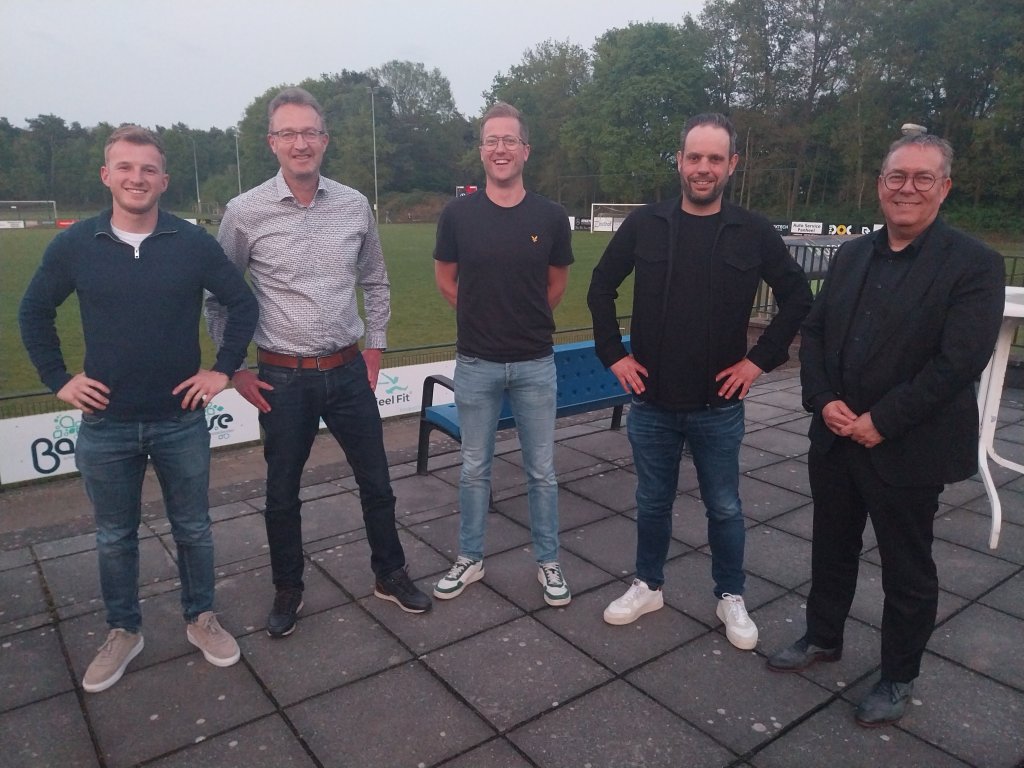 Op de foto staan van links naar rechts: Tijn Corstjens, Roger Huntjens, Tom Vromen, Martijn Bours en Dion Schneider.