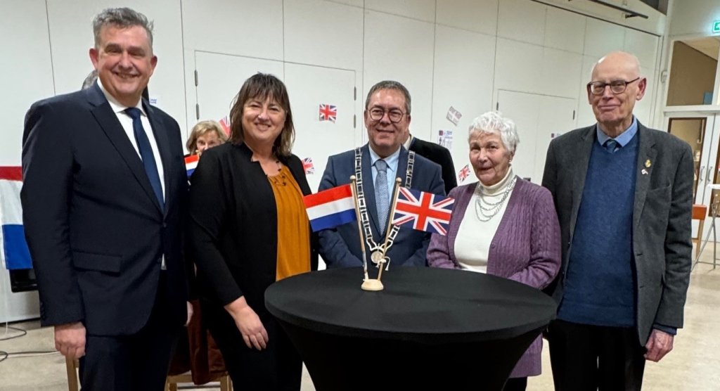 Gouverneur Emile Roemer, burgermeester Nederweert Birgit Op de Laak, burgemeester Maasgouw Dion Schneider, Julie Wells-Harden (dochter van Eric Harden) en haar man Bob.