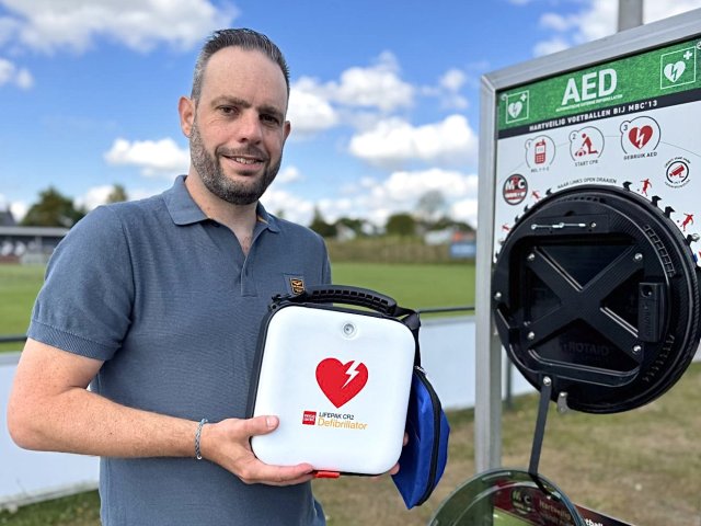 Martijn Bours met een AED