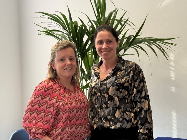 Links op de foto staat Mireille, rechts staat Kelly.