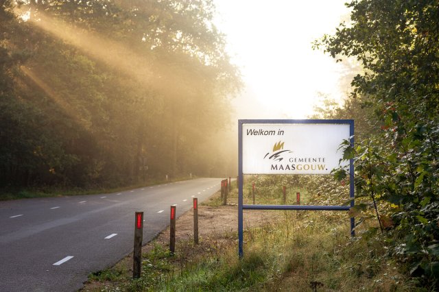 Plaatsnamenbord met welkom in gemeente Maasgouw