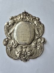 Een van de 14 koningsschildjes - onderdeel koningszilver schutterij St Andreas Maasbracht