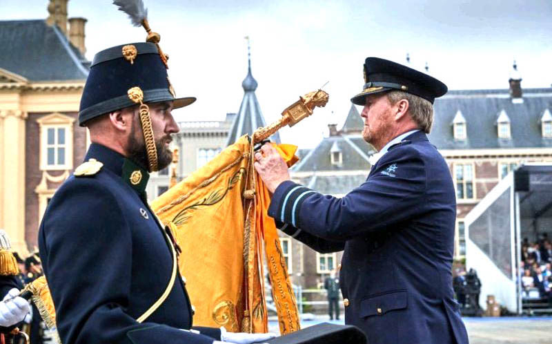 Foto van Bas van Esdonk (links) en koning Willem-Alexander bij uitreiking cravatte