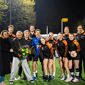 Foto van korfbalteam 1 van ckc Maassluis met wethouder Mulder-Solleveld