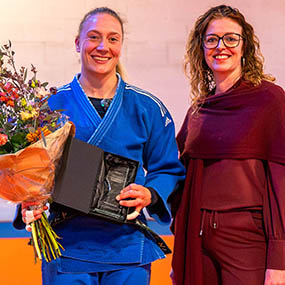 Foto van judoka Margit de Voogd met wethouder Mulder-Solleveld