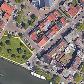 Deze afbeelding toont het gebied Schanseiland in Maassluis waar een mobiele camera-unit wordt ingezet om de veiligheid in de stad te ondersteunen tijdens de Furieade
