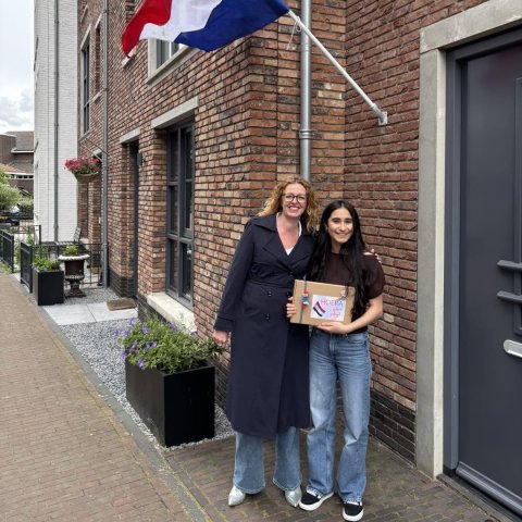 Wethouder Denise  Mulder-Solleveld en geslaagde inwoner