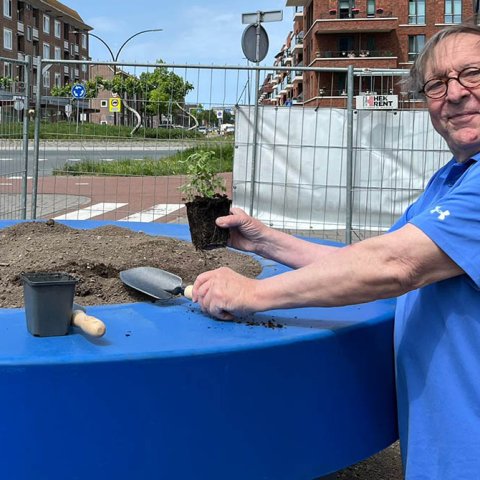 Foto van een meneer die helpt bij het vullen van het plantvak bij Palet