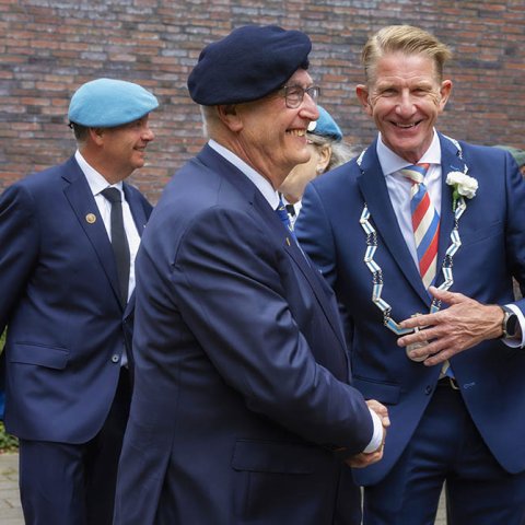 Foto van burgmeester De Vries met een van de aanwezige veteranen