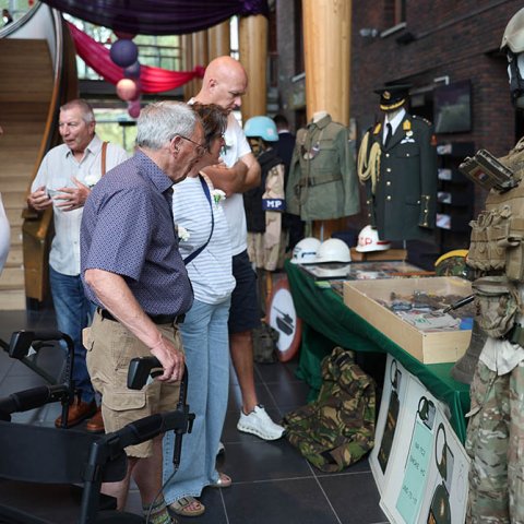 Foto van aanwezigen die de tentoonstelling bekijken van museum Neerlands Krijgs Collectie