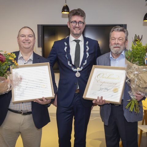 Locoburgemeester Martijn Kroonen reikt de Gemeentelijke Erepenning uit aan Marcel van Raaij en Gert Rikhof als waardering voor hun twaalf jaar inzet en leiderschap binnen de Culturele Raad Maassluis.