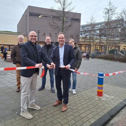 In aanwezigheid van een aantal raadsleden werd de schoolzone bij IKC Startpunt door de wethouder en de adjunct-directeur officieel geopend. 