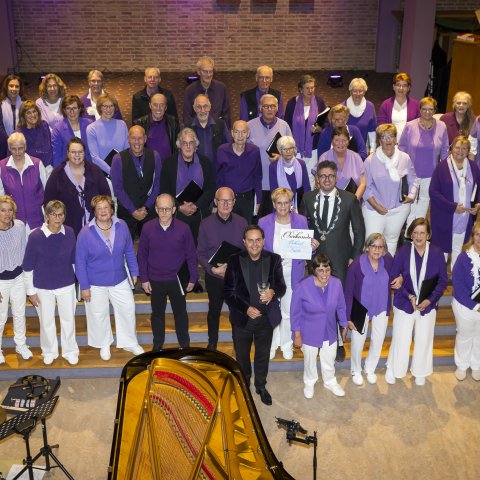 Locoburgemeester Martijn Kroonen reikt de Bokaal der Gemeente uit aan het Maassluise koor Sing for Joy tijdens het lustrumconcert op 22 november 2024. Het koor wordt geëerd voor haar 55 jaar lange inzet en betekenisvolle bijdrage aan het culturele leven van Maassluis.