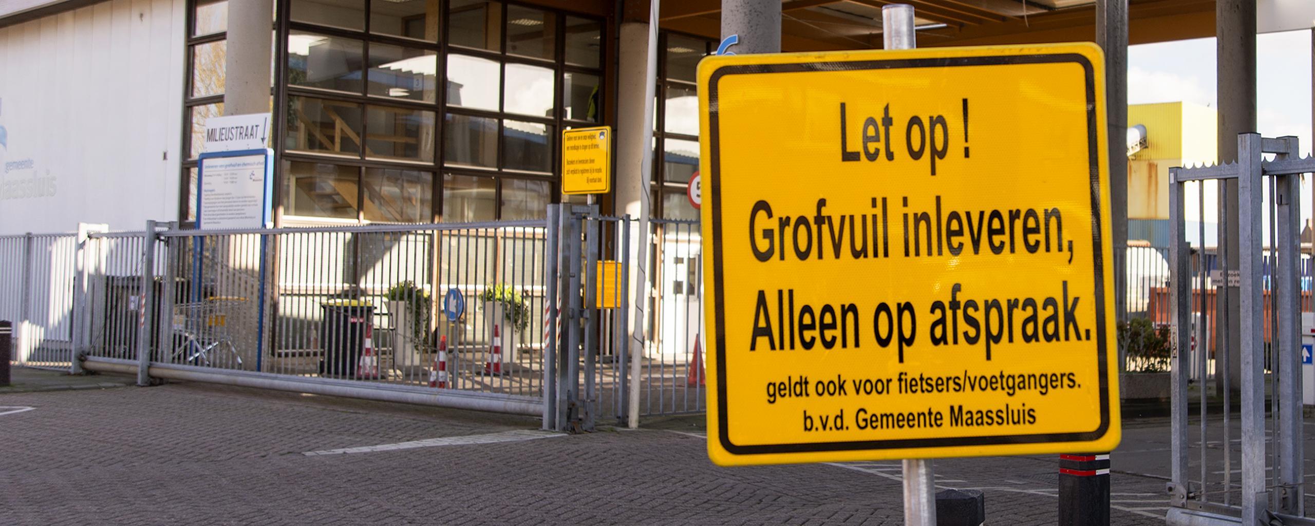 afbeelding van een bord met tekst "Let op! Grofvuil inleveren alleen op afspraak"