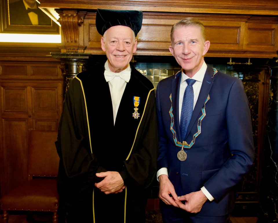 Een foto met links dr. Peter van Baalen en rechts burgemeester Jack de Vries