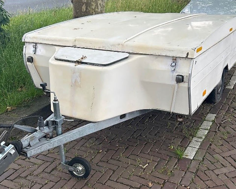 Foto van aanhanger zonder kenteken aan Stationsweg (vooraanzicht)