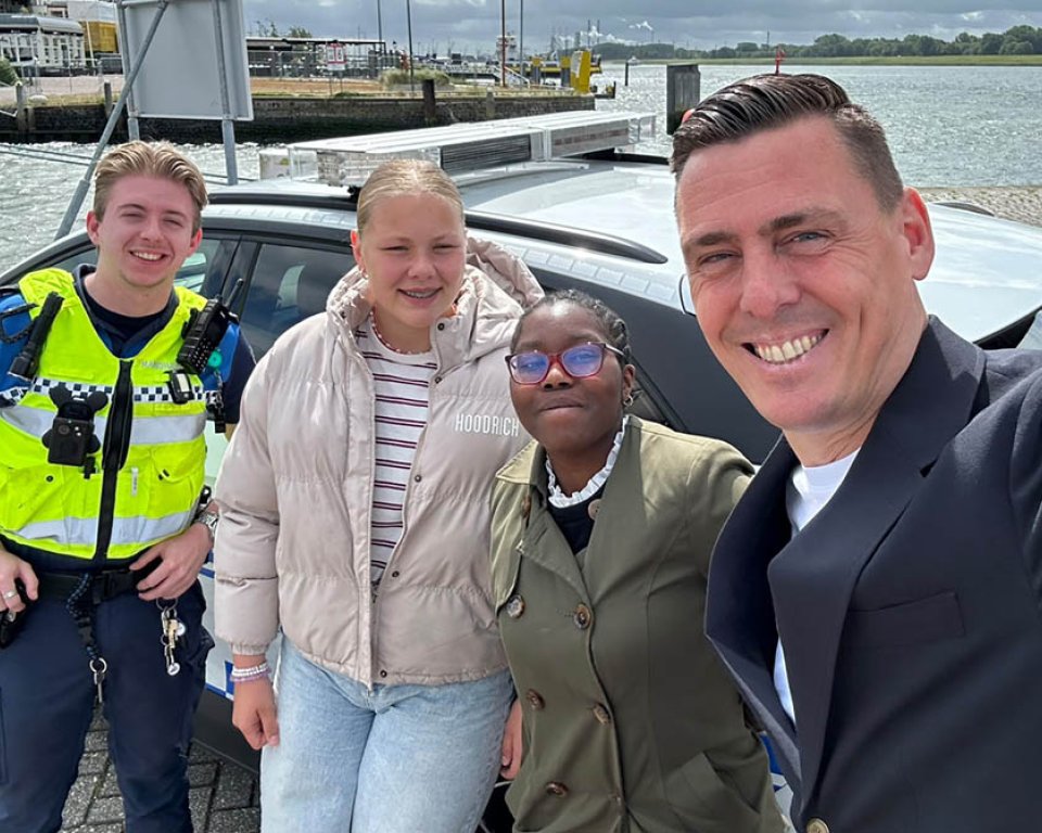 Letitia en Destiny op de foto met een boa en de baas van Publiekszaken