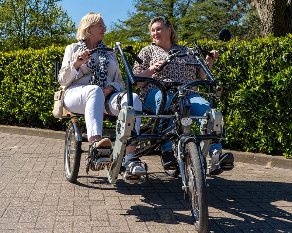 Foto van een fietsmaatje en gast op een duofiets