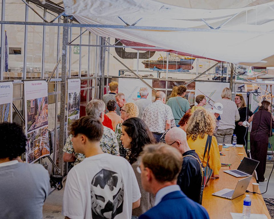 Foto van inwoners die regeren op de gepresenteerde ontwerpvarianten