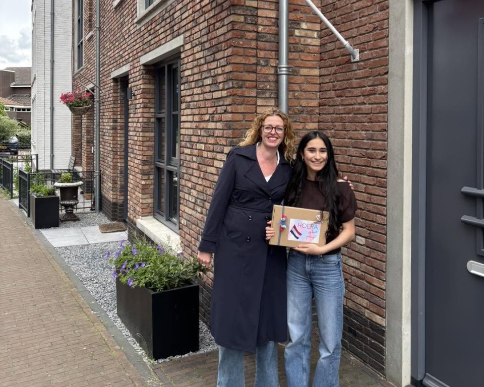 Wethouder Denise Mulder-Solleveld en geslaagde inwoner
