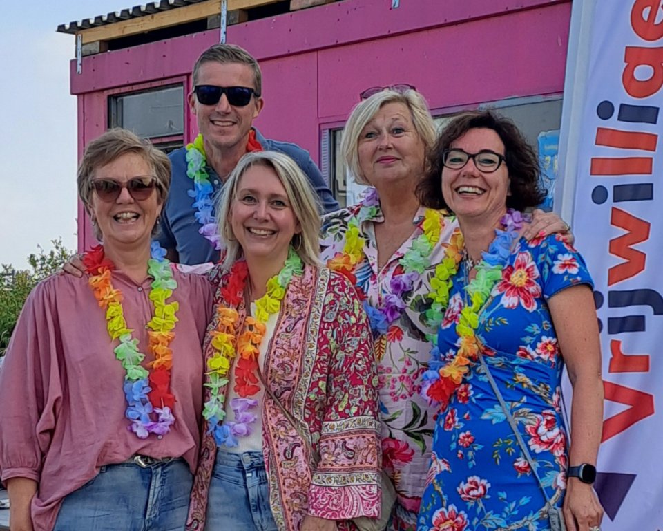 5 mensen op de foto bij KLiK vrijwilligersfestival