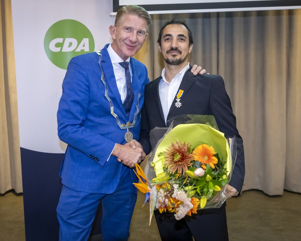 Burgemeester Jack en Mehmet Çiçek samen na de uitreiking van de Koninklijke Onderscheiding tijdens de CDA‑ledenvergadering op 15 april.