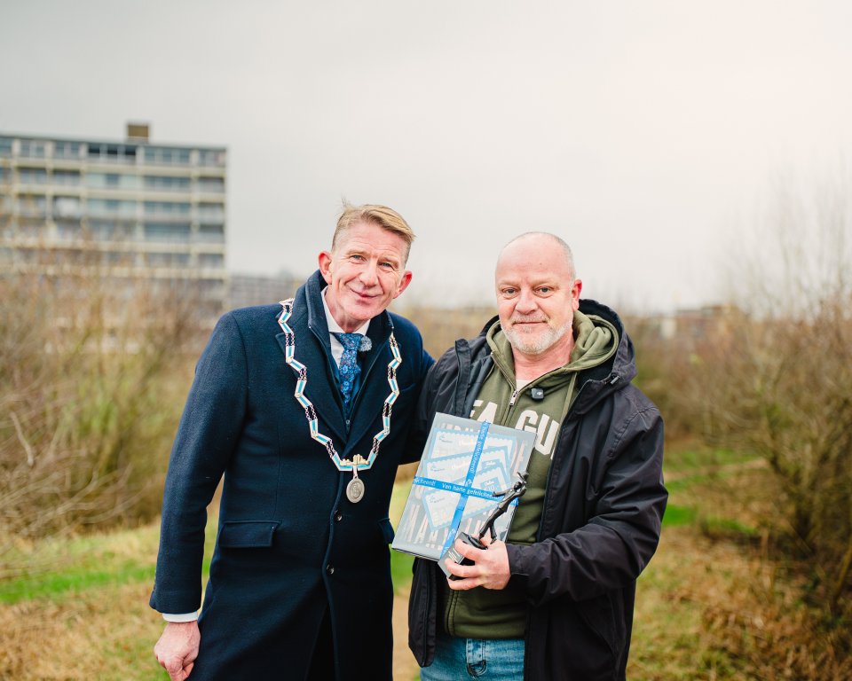 Burgemeester De Vries reikt Chapeau 2025 uit aan Jeroen Doolaar