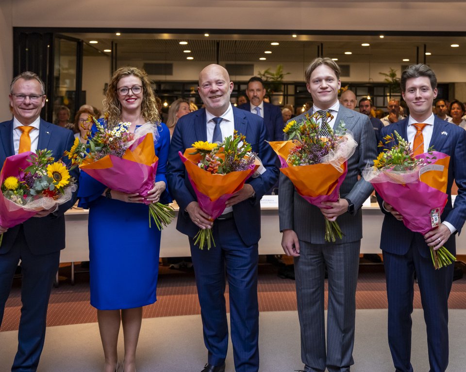 Van links naar rechts: Wouter de Nie, Denise Mulder Solleveld, Robert Simons, Jurre van de Merwe en Gary Bouwer. De nieuwe wethouders zijn tijdens de raadsvergadering van 4 juni beëdigd door burgemeester Jack de Vries.