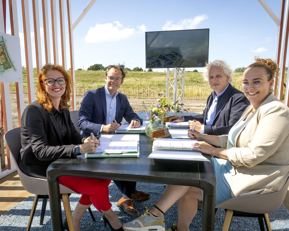 Afbeelding van ondertekenen samenwerkingsovereenkomst
