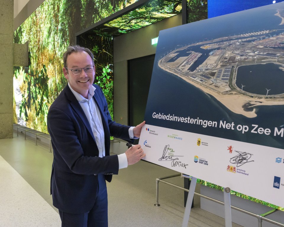 Wethouder Sjoerd Kuiper tekende in Den Haag de subsidietoekenning Gebiedsinvesteringen Netten op Zee namens gemeente Maassluis.