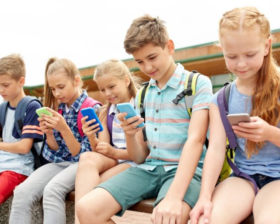 Foto van kinderen met mobiele telefoon