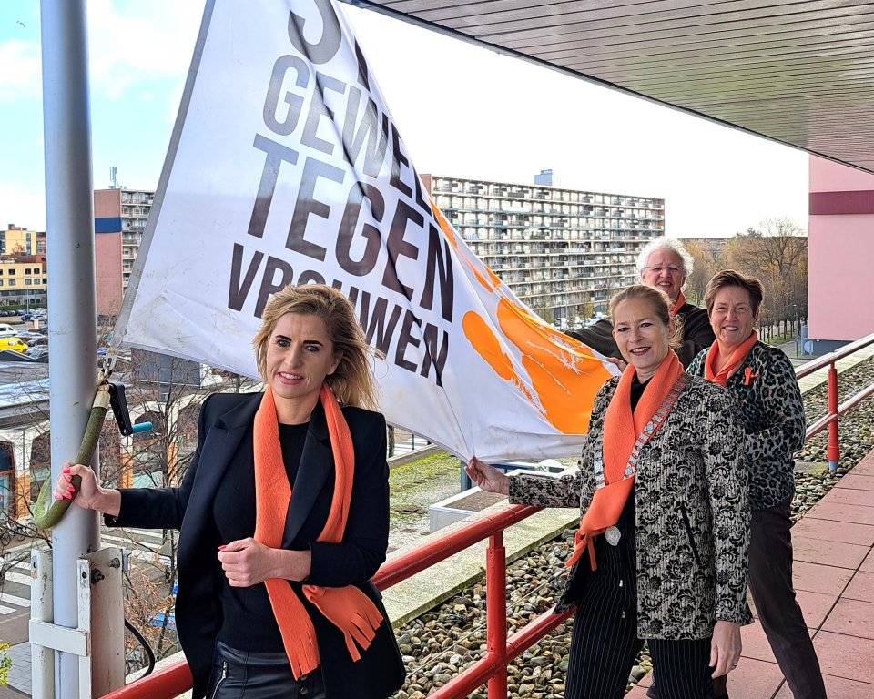Locoburgemeester Corine Bronsveld hees samen met de presidente en leden van de Soroptimist Club Beneden-Maas de Orange the World-vlag op het stadhuis.