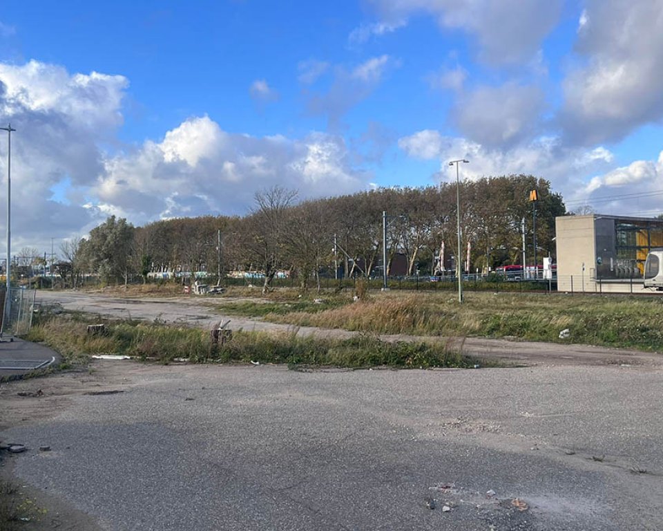Foto van het gebied achter metrostation Maassluis West waar de gebiedsvisie voor wordt opgesteld.