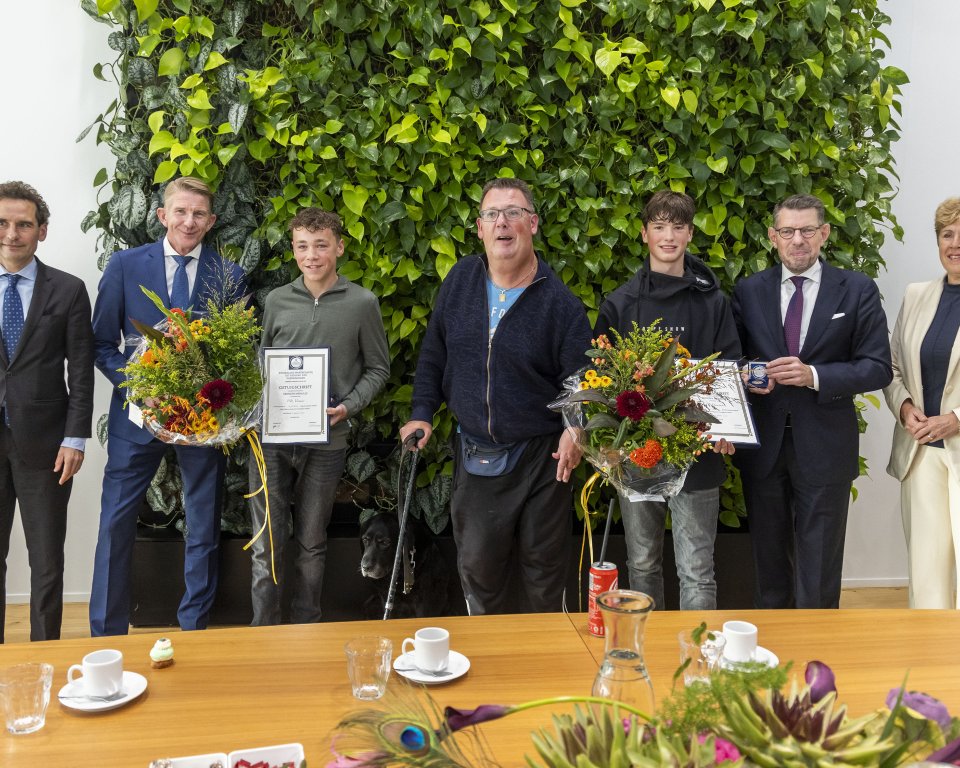 V.l.n.r.: Jan de Bie Leuveling Tjeenk (MRD), burgemeester Jack de Vries (Maassluis), Pim Vermeer (redder), Martin Huisman (drenkeling), Joey Duindam, (redder), burgemeester Bouke Arends (Westland) en burgemeester Fenna Noordermeer (Midden-Delfland)