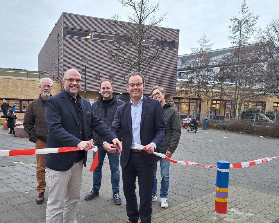 In aanwezigheid van een aantal raadsleden werd de schoolzone bij IKC Startpunt door de wethouder en de adjunct-directeur officieel geopend.