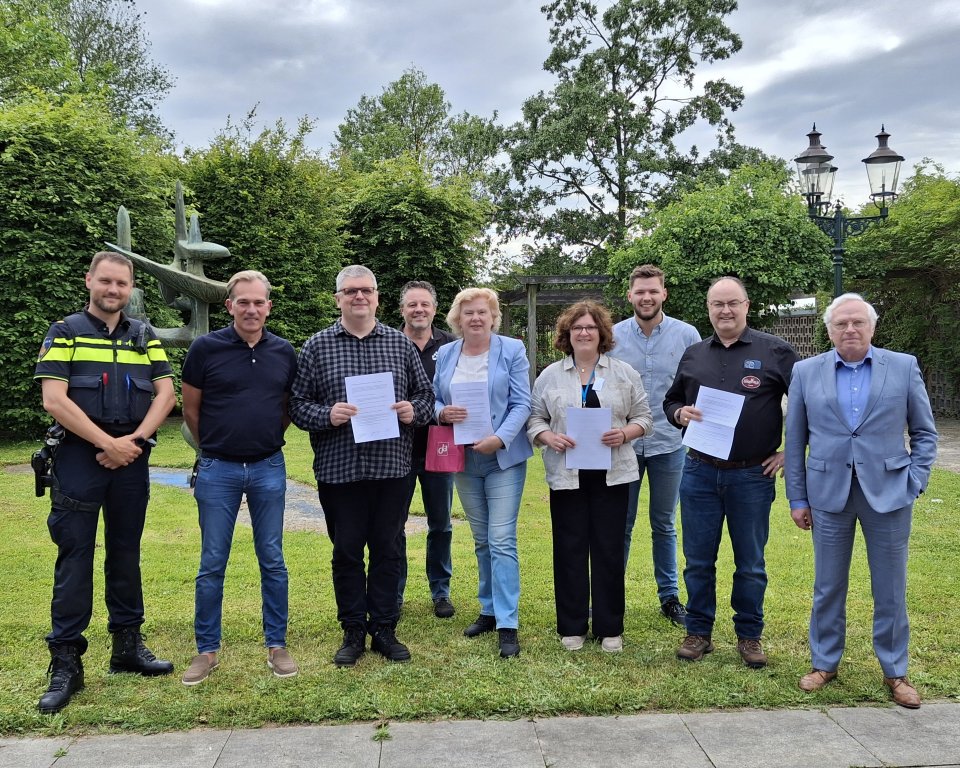 Foto van de afgevaardigden van de gemeente, politie en winkeliersverenigingen van Steendijkpolder, Stadshart en Palet die intentieverklaring Veilig Winkelgebied ondertekenden.