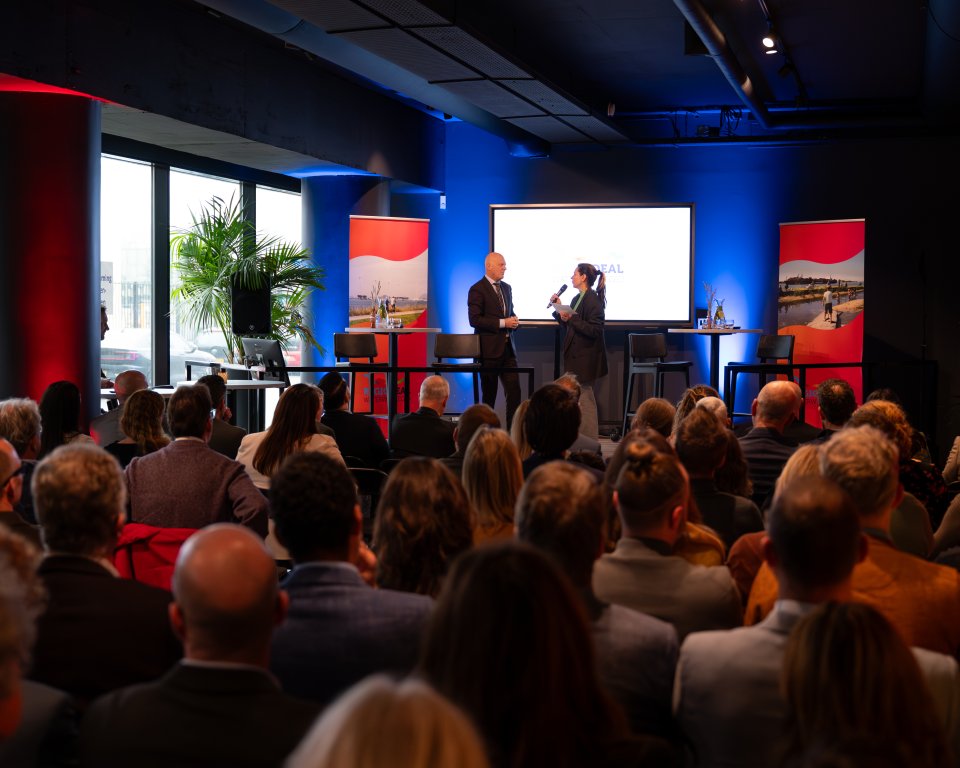 Beelden van de succesvolle Dag van de Regio Deal Waterwegregio op 27 november 2025 in de Food Innovation Academy, Vlaardingen. Tijdens deze inspirerende bijeenkomst deelden partners, inwoners en bestuurders ervaringen en presenteerden zij lopende projecten gericht op het versterken van leefbaarheid, werkgelegenheid en duurzaamheid in de regio.